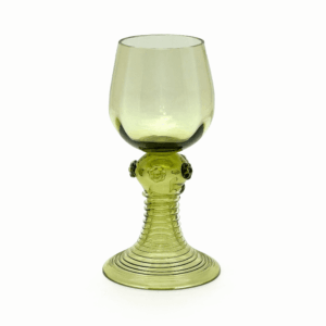 Sklenice na víno zdobená nálepy a nití