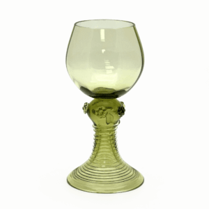 Sklenice na víno zdobená nálepy a nití