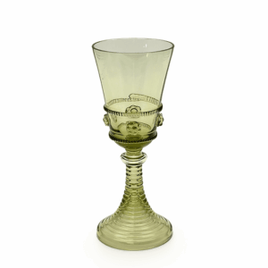 Historické sklenice zdobené nálepy