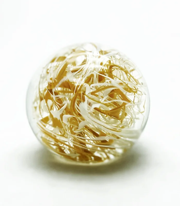 Skleněné těžítko – barevné nitě oranžovo bílé