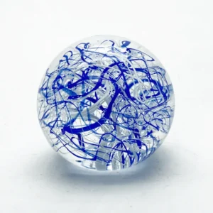 Skleněné těžítko – barevné nitě modro bílé