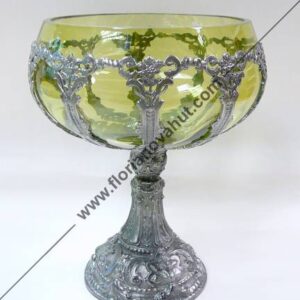 Skleněná mísa s cínovou nohou a zdobením