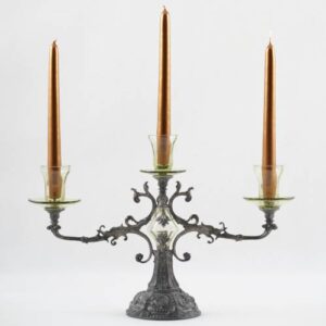 Skleněný svícen doplněný cínovým odlitkem