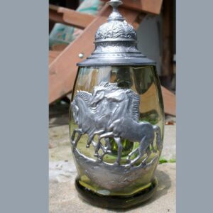 Půllitr s cínovou ozdobou a víkem - koně