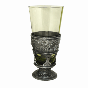 Sklenice na víno zdobená cínem