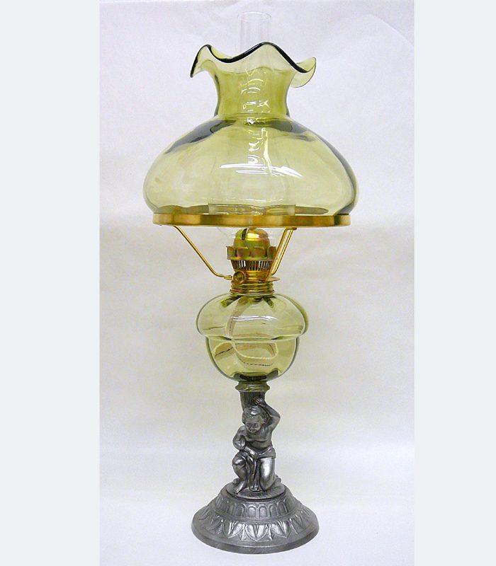 Petrolejová lampa s cínovou nohou