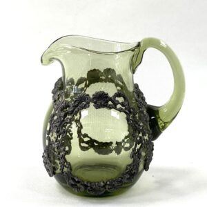 Skleněný džbán zdobený cínem