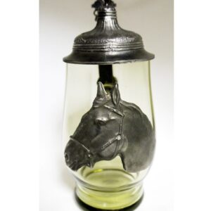 Skleněný půllitr s cínovým víčkem a plaketou koně