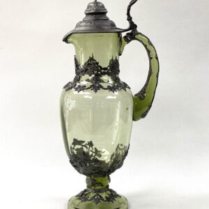 Džbán skleněný s cínovým zdobením