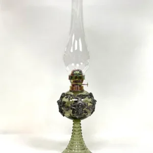 Petrolejová lampa s cínovou dekorací