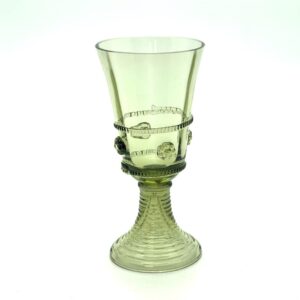 sklenice na víno s nálepy