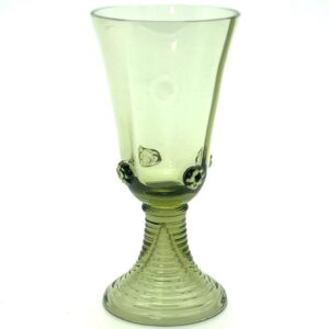 sklenice na vino s nálepy maliny